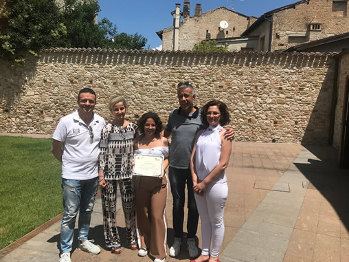 Michaela con i genitori Gabriela e Gianluca il Sindaco di Atri il Presidente della Fondazione Tercas 508x381